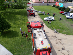 Nyitott szertárkapuk Sárvár