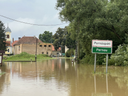 Elárasztott pincék, házakat körbeölelő, medrükből kilépő folyók