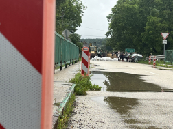 Elárasztott pincék, házakat körbeölelő, medrükből kilépő folyók