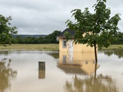 Elárasztott pincék, házakat körbeölelő, medrükből kilépő folyók