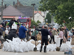 Elárasztott pincék, házakat körbeölelő, medrükből kilépő folyók