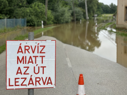 Elárasztott pincék, házakat körbeölelő, medrükből kilépő folyók