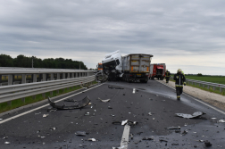 Ütköztek, majd lángba borult a személyautó az M86-os gyorsforgalmi úton