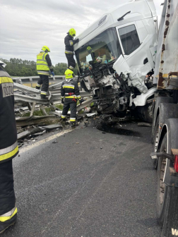 Ütköztek, majd lángba borult a személyautó az M86-os gyorsforgalmi úton