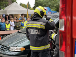 Beszorult embereket mentettek a tűzoltók a közlekedési témanapon