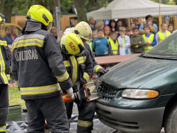 Beszorult embereket mentettek a tűzoltók a közlekedési témanapon