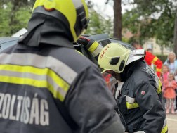 Beszorult embereket mentettek a tűzoltók a közlekedési témanapon