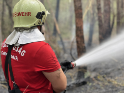 Továbbra is folynak a tűzoltási munkálatok a Csönge és Kenyeri közötti erdős területen