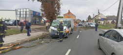 Épp az alatta elhaladó autóra esett egy faág Körmenden