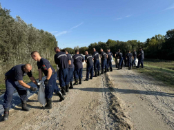 75 Vas vármegyei hivatásos tűzoltó segíti az árvízi védekezést