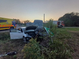 Kisbusz és személyautó karambolozott a 84-es főúton Sajtoskálnál