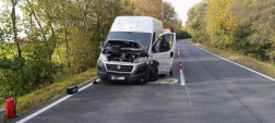 Két kisteherautó ütközött össze a 84-es főúton, Tompaládonynál 