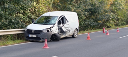 Két kisteherautó ütközött össze a 84-es főúton, Tompaládonynál 