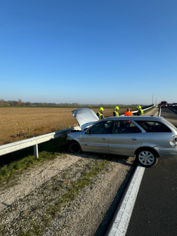 Szalagkorlátnak hajtott egy autó az M86-os autóúton Rábakecölnél