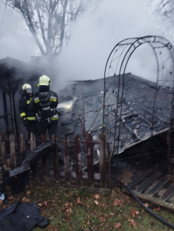 Lakókocsi és a köré épített fa szerkezetű épület égett le a büki campingben