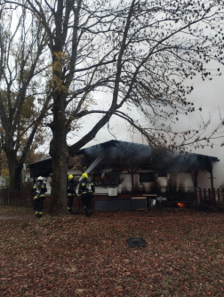 Lakókocsi és a köré épített fa szerkezetű épület égett le a büki campingben