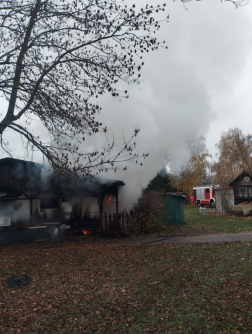 Lakókocsi és a köré épített fa szerkezetű épület égett le a büki campingben