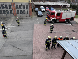 Tizenheten abszolválták a vizsgát a tűzoltó alapokból