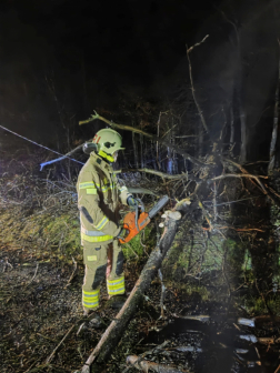 Villany- és távközlési vezetékre dőltek a fák Szalafőn