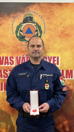 Harminc év elismeréseként vehették át szolgálati jeleiket a tűzoltók