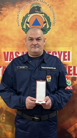 Harminc év elismeréseként vehették át szolgálati jeleiket a tűzoltók