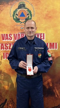 Harminc év elismeréseként vehették át szolgálati jeleiket a tűzoltók