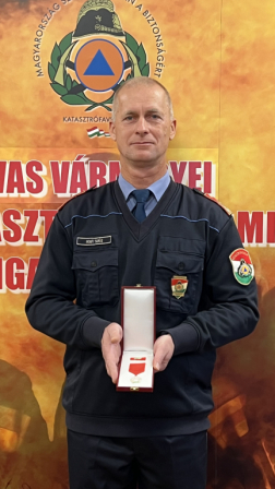 Harminc év elismeréseként vehették át szolgálati jeleiket a tűzoltók
