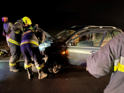 Ráfutásos balesetet követő frontális ütközés Kisunyomnál