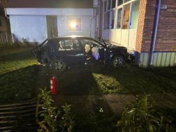 Átszakította a kerítést és épület falának hajtott egy autó Szombathelyen