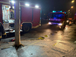 Átszakította a kerítést és épület falának hajtott egy autó Szombathelyen