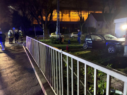 Átszakította a kerítést és épület falának hajtott egy autó Szombathelyen