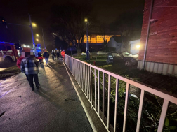 Átszakította a kerítést és épület falának hajtott egy autó Szombathelyen