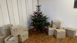 Karácsonyi ajándékcsomagok a tűzoltók segítségével az egyszülős családoknak