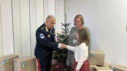 Karácsonyi ajándékcsomagok a tűzoltók segítségével az egyszülős családoknak