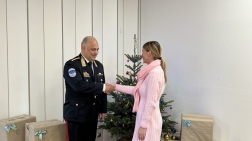 Karácsonyi ajándékcsomagok a tűzoltók segítségével az egyszülős családoknak