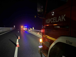 Szalagkorlátnak hajtott egy autó Vámoscsaládnál 