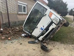 Árokba hajtott egy kisteher Sárváron