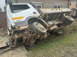 Árokba hajtott egy kisteher Sárváron