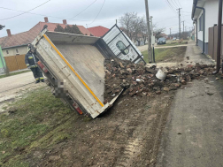 Árokba hajtott egy kisteher Sárváron