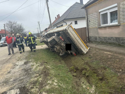 Árokba hajtott egy kisteher Sárváron