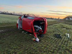 Elhagyta az utat egy autó Sárvárnál