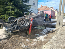 Vízelvezető árokba hajtott egy autó Simaságon