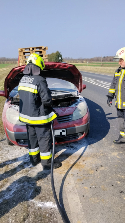 Menetközben gyulladt ki az autó motortere Hegyhátsálnál