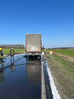 Kamion égett Egyházasrádócnál