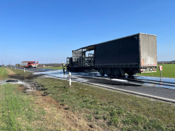 Kamion égett Egyházasrádócnál