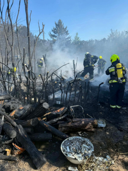 Fából készült épület és hulladék égett Szombathelyen, az Eper utcában