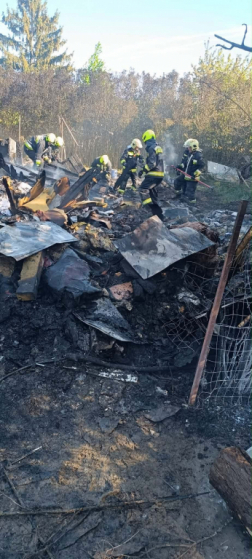 Fából készült épület és hulladék égett Szombathelyen, az Eper utcában