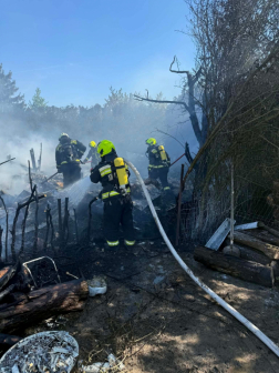 Fából készült épület és hulladék égett Szombathelyen, az Eper utcában