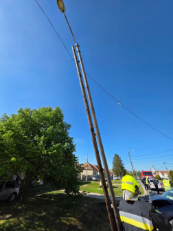 Villanyoszlopnak hajtott az autó Vámoscsaládon