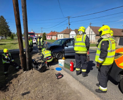 Villanyoszlopnak hajtott az autó Vámoscsaládon